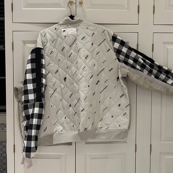 Nike - Picture 2 of 5